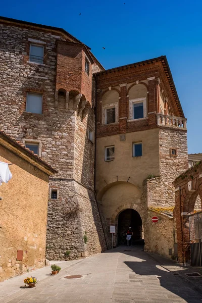 SERRE di RAPOLANO, TUSCÂNIA, Itália - a antiga aldeia, medieva — Fotografia de Stock