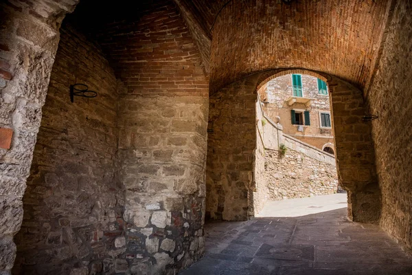 SERRE di RAPOLANO, TOSCANA, Italia - el antiguo pueblo, medieva — Foto de Stock