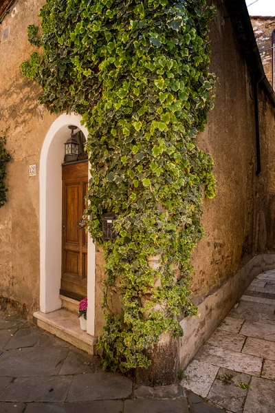 セール ・ ディ ・ ラポラーノ、トスカーナ、イタリア - 典型的な古代の村 — ストック写真