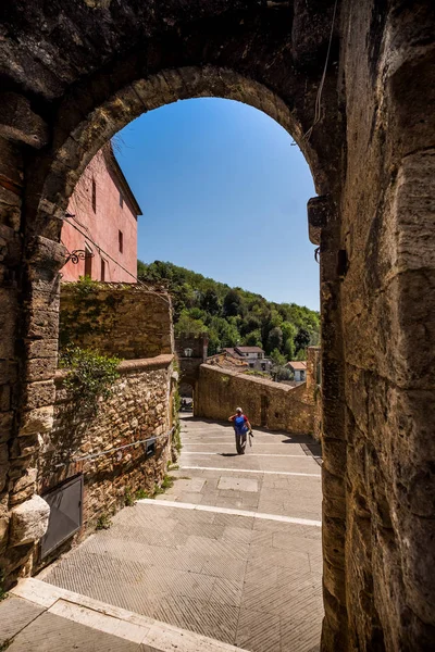 SERRE di RAPOLANO, TUSCÂNIA, Itália - a antiga aldeia, medieva — Fotografia de Stock