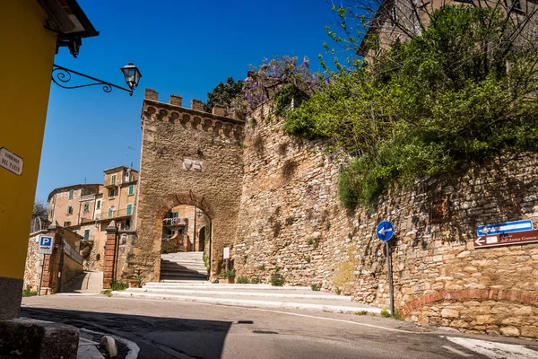 SERRE di RAPOLANO, TUSCÂNIA, Itália - a antiga aldeia, medieva — Fotografia de Stock