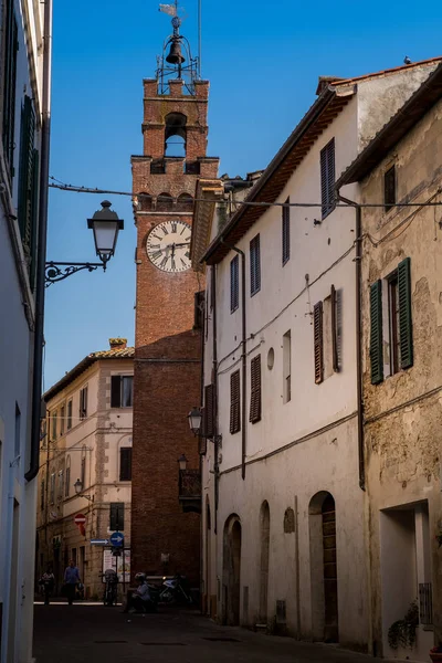 ASCIANO, TUSCÂNIA, Itália - Torre Cívica de Asciano — Fotografia de Stock