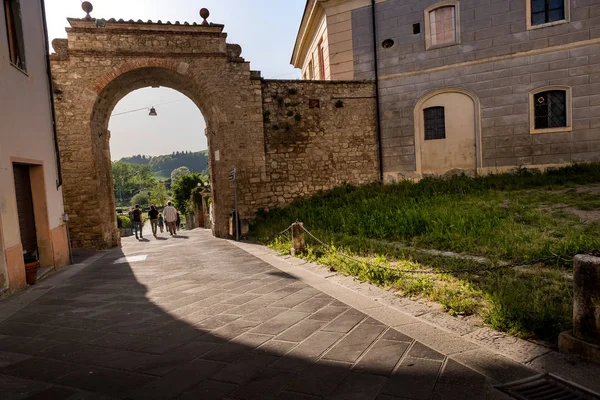 ASCIANO, TUSCÂNIA, Itália - antiga porta de entrada para a cidade — Fotografia de Stock