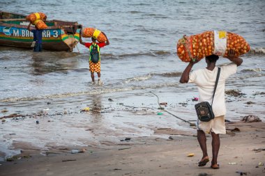 Yongoro, Sierra Leone - 30 Mayıs 2013: Batı Afrika, Yongoro, bilinmeyen balıkçılar yelken Sierra Leone sermaye sebze Çantalar, Freetown çuvalı ile doğru plajları