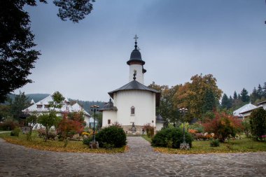 Bucovina Ortodoks Manastırı. Varatec manastırı, Romanya 'nın Neamt, Avrupa' nın Neamt ilinde yer alan ve ülkenin kuzeydoğu kesiminde bulunan, Agapia belediyesinin Varatec köyünde bulunan bir Romen Ortodoks kadın manastırı.