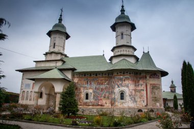 Bucovina Ortodoks Manastırı. Rasca manastırı, 16. yüzyıl fresklerinden dolayı Bucovina bölgesinin ünlü boyalı manastırlarından biridir. Suceava İlçesi, Romanya, Avrupa