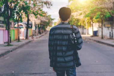 Vintage fotoğraf makinesi asma adam.