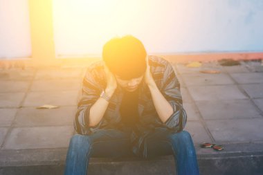 Yalnız adam sokakta oturan