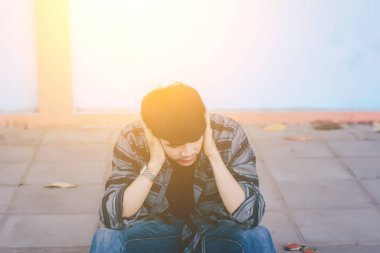 Yalnız adam sokakta oturan