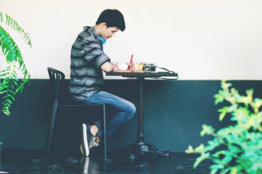 Modern cihazlarla dijital tablet c çalışma genç iş adamı