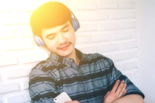 Fiatal csípő homoszexuális ember hallgat zenét fejhallgató. — Stock Fotó