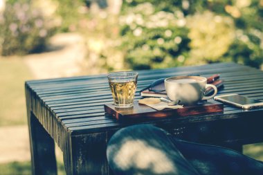 İş ve kahve kavramı bahçesinde.