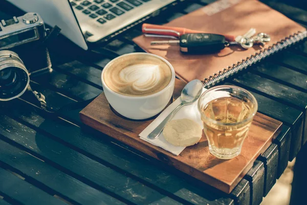 Podnikání a cofee koncept na zahradě. — Stock fotografie