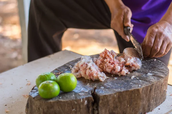 Szef kuchni cięcia ryb przed gotowaniem — Zdjęcie stockowe