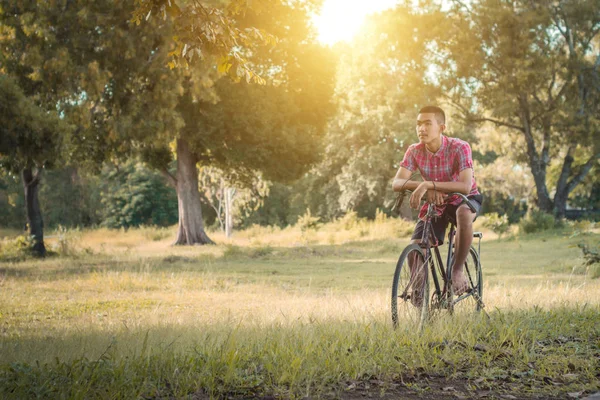 Gli uomini asiatici indossano abiti tradizionali con vecchie biciclette . — Foto Stock