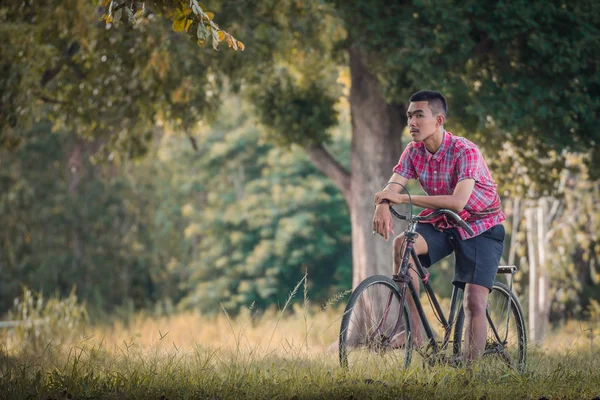 Os homens asiáticos usam vestidos tradicionais com bicicletas antigas . — Fotografia de Stock