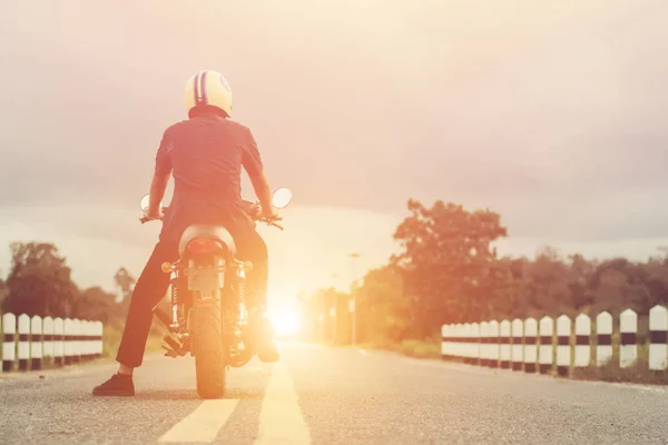 Giovane guidare con la moto in strada, godendo di libertà e stile di vita attivo, divertirsi in un tour di motociclisti . — Foto Stock