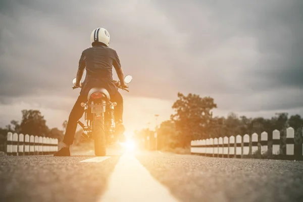 Giovane guidare con la moto in strada, godendo di libertà e stile di vita attivo, divertirsi in un tour di motociclisti . — Foto Stock