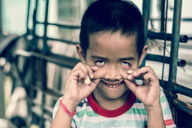 Çocuk yüz hayalet olun. Cadılar Bayramı kavramı.