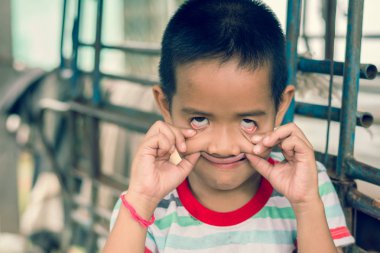 Çocuk yüz hayalet olun. Cadılar Bayramı kavramı.