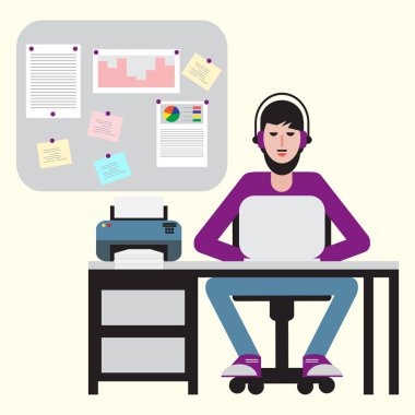 Masada oturan ve dizüstü bilgisayarda çalışan adam.