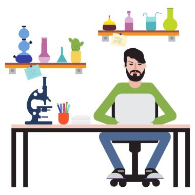 Masada oturan ve dizüstü bilgisayarda çalışan adam.