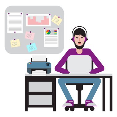 Masada oturan ve dizüstü bilgisayarda çalışan adam.