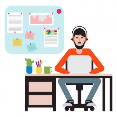 Masada oturan ve dizüstü bilgisayarda çalışan adam.