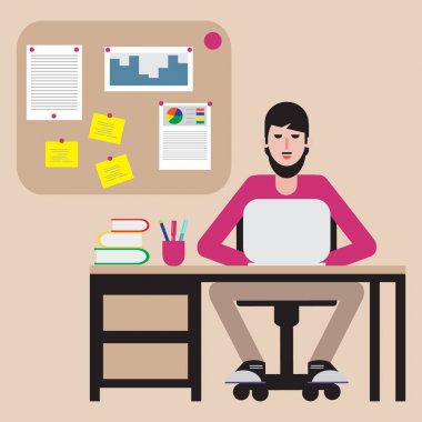 Masada oturan ve dizüstü bilgisayarda çalışan adam.