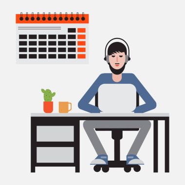 Masada oturan ve dizüstü bilgisayarda çalışan adam.