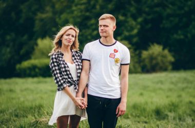 Çift öpüşme mutluluk eğlenceli. tarihte gülen kucaklayan Interracial genç Çift