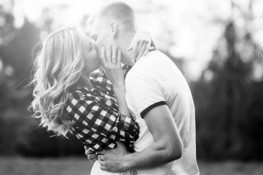 aile fotoğrafı. Karı koca bir ekose mat elma bahçesinde yalan söylüyorsun. Onlar birbirlerini, gülümseme ve öpücük bak. İçinde belgili tanımlık fotoğraf aşk, huzur ve mutluluk bir atmosfer var