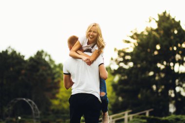 aile fotoğrafı. Karı koca bir ekose mat elma bahçesinde yalan söylüyorsun. Onlar birbirlerini, gülümseme ve öpücük bak. İçinde belgili tanımlık fotoğraf aşk, huzur ve mutluluk bir atmosfer var
