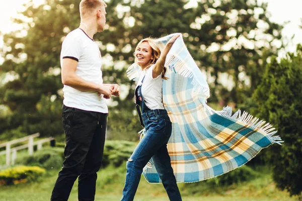 Familienfoto Mann Und Frau Liegen Auf Einer Karierten Matte Apfelgarten — Stockfoto