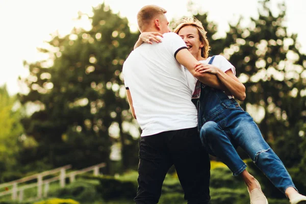 Familienfoto Mann Und Frau Liegen Auf Einer Karierten Matte Apfelgarten — Stockfoto