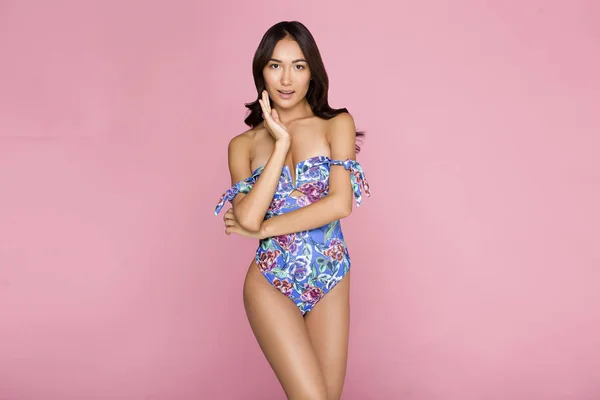 Schöne Sexy Asiatische Mädchen Steht Auf Rosa Hintergrund Einem Farbigen Stockbild