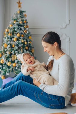 Annemle (anne), biraz tatlı ve güzel kızı (çalış, oturan coos) zaman Noel ağacın harcıyor.