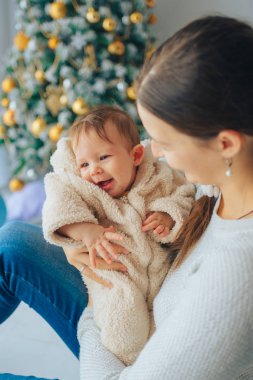 Annemle (anne), biraz tatlı ve güzel kızı (çalış, oturan coos) zaman Noel ağacın harcıyor.