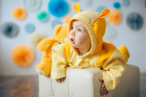 Osmanlı parlak duvarlar arka planda üzerinde komik sarı tulum, küçük kız yatıyor