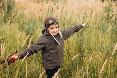 Bir çocuk kırmızı bir uçak ile oynuyor.