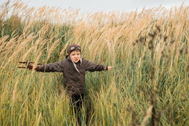 Bir çocuk kırmızı bir uçak ile oynuyor.