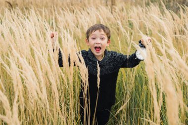 Onun elinde bir çalar saat ile mutlu çocuk