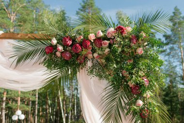 Düğün arch töreni için taze çiçek ile süslüdür