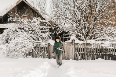 paten ile küçük bir çocuk 