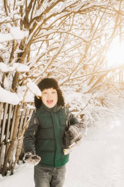 paten ile küçük bir çocuk. Güneş parlıyor