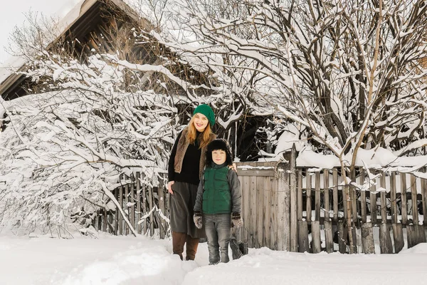 erkek ve kız evin yanında