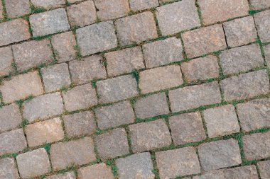 Yolun bir kaldırım taşı ile kaplıdır