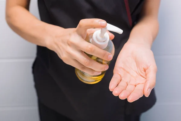 Bir profesyonel masör elleri etmek önce yağ koyar