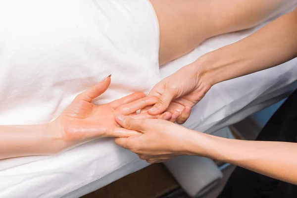 Profesjonalny masaż rąk — Zdjęcie stockowe