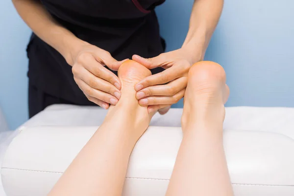 Uzman bir masaj masaj kabin istemciye kuramıyor.